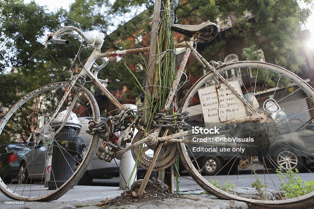 Призрак велосипед Памятник Хьюстон Стрит в Нью-Йорке на велосипеде - Стоковые фото Двухколёсный велосипед роялти-фри
