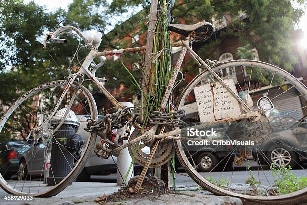 Призрак Велосипед Памятник Хьюстон Стрит В Ньюйорке На Велосипеде — стоковые фотографии и другие картинки Двухколёсный велосипед