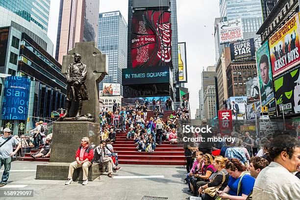 Persone In Rosso Passaggi Times Square New York City - Fotografie stock e altre immagini di Ambientazione esterna