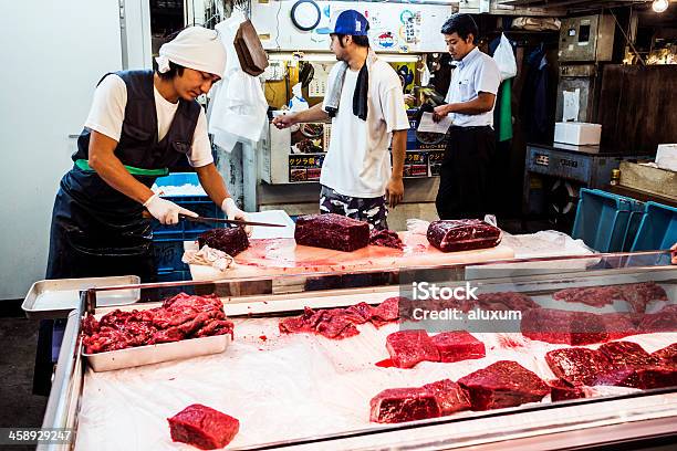 Mercado De Peixe De Tsukiji Em Tóquio Japão - Fotografias de stock e mais imagens de Banca de Mercado - Banca de Mercado, Bilhões - Quantidade, Capitais internacionais