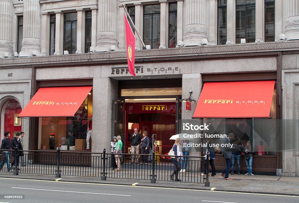 Ferrari магазин в Лондоне - Стоковые фото Впереди роялти-фри