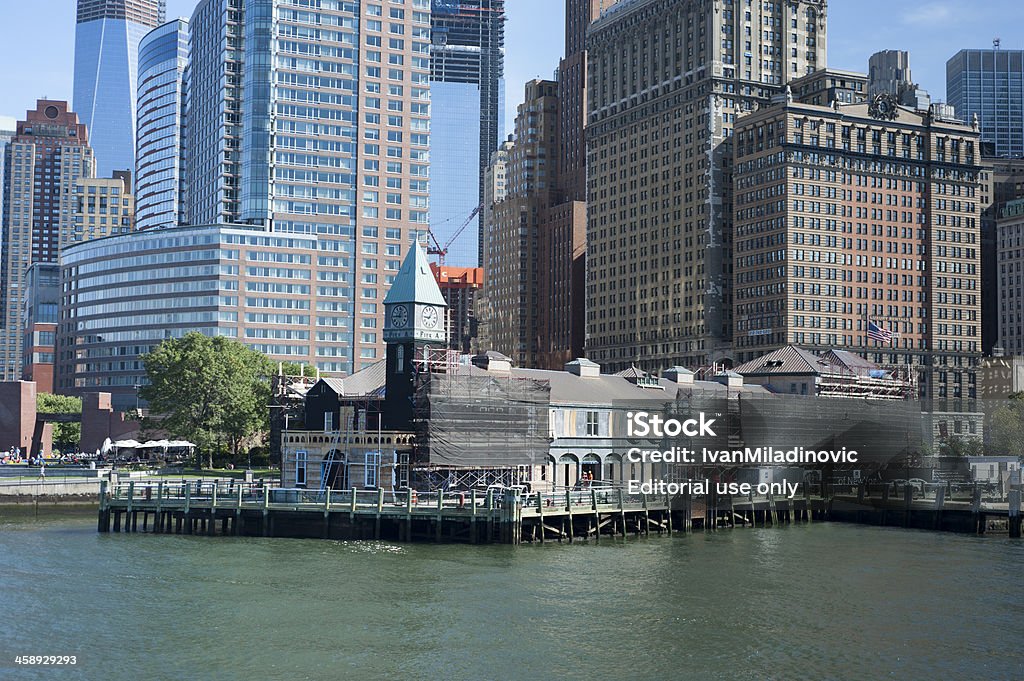 Battery Park molo wiodący do lLiberty Island - Zbiór zdjęć royalty-free (Architektura)