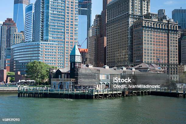 Battery Park Cais Levando A Uma Ilha Lliberty - Fotografias de stock e mais imagens de Ao Ar Livre - Ao Ar Livre, Arquitetura, Atlântico Central EUA