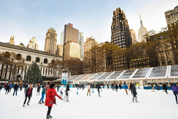 アイススケートリンクブライアントパークニューヨーク - new york public library ストックフォトと画像