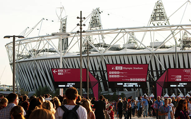 parque olímpico de londres - sports event volunteer london england olympic park - fotografias e filmes do acervo