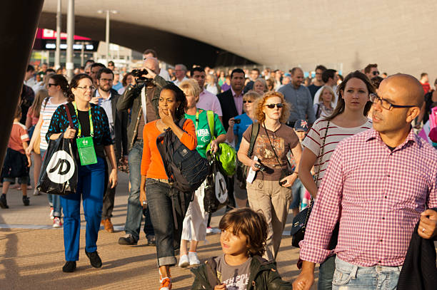 parque olímpico de londres - sports event volunteer london england olympic park - fotografias e filmes do acervo