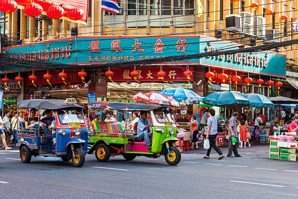 chinatown de vida urbano em banguecoque - jinrikisha imagens e fotografias de stock