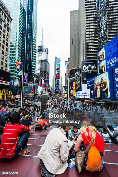 Pessoas Em Vermelho Passos Na Times Square Cidade De Nova Iorque - Fotografias de stock e mais imagens de Ao Ar Livre