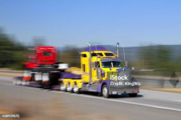 Semi Na Estrada De Camiões - Fotografias de stock e mais imagens de Ao Ar Livre - Ao Ar Livre, Atividade, Camião