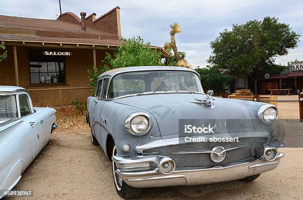 Photo libre de droit de Voitures Anciennes De Pioneertown En Californie banque d'images et plus d'images libres de droit de Arbre de Josué - Arbre de Josué, Saloon, D'autrefois