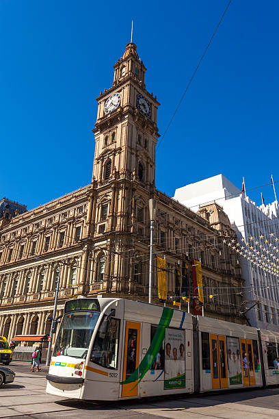 bonde de melbourne city - melbourne australia clock tower clock - fotografias e filmes do acervo