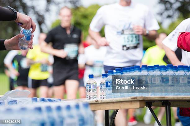 Mezza Maratona Annaffiare Station - Fotografie stock e altre immagini di Acqua - Acqua, Dare, Gara sportiva