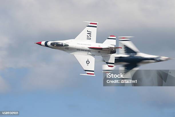 Thunderbirds Crossover Stockfoto und mehr Bilder von Air Force Thunderbirds - Air Force Thunderbirds, Aufführung, Beinahezusammenstoß - Konzept