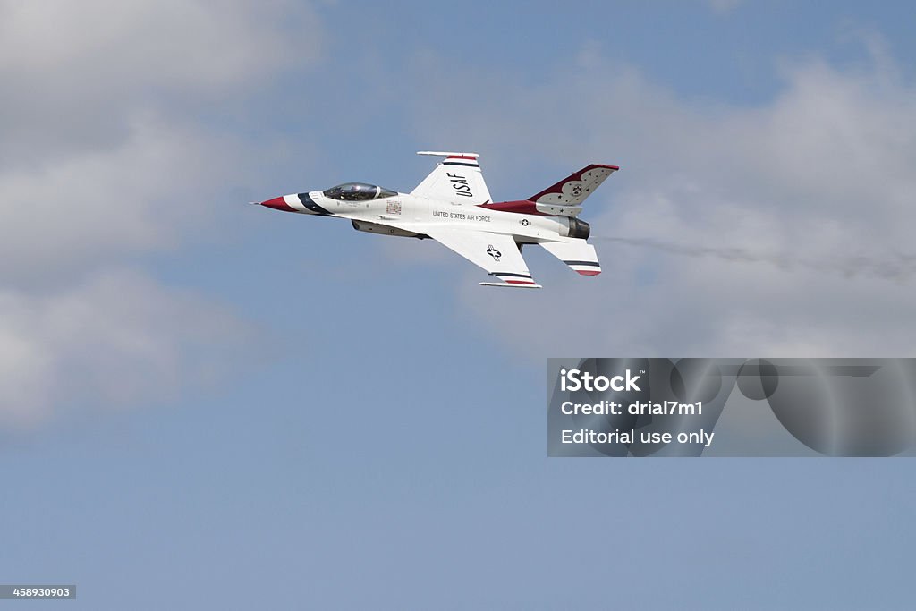 O Thunderbird Solo voo - Foto de stock de Acrobacia aérea royalty-free