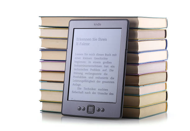 amazon kindle digitale buch-lesegerät - kindle e reader book reading stock-fotos und bilder