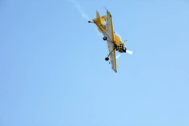 akrobacji samolotu w akcji - stunt stunt plane airplane small zdjęcia i obrazy z banku zdjęć