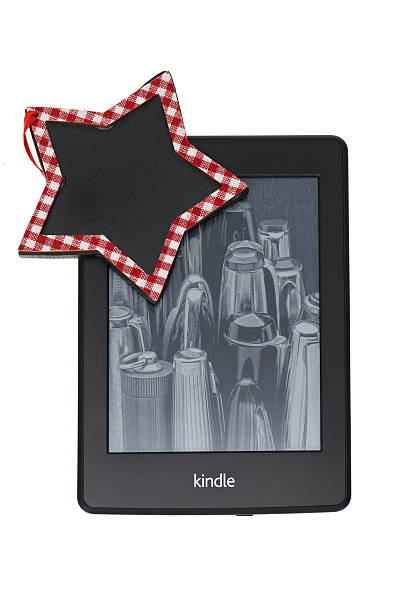 kindle paperwhite ereader sur blanc - kindle paperwhite photos et images de collection