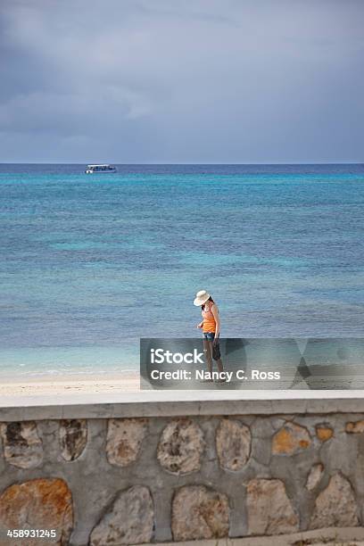 Mujer Camina Solo En La Playa Caribeña Isla De Gran Turco Foto de stock y más banco de imágenes de Adulto