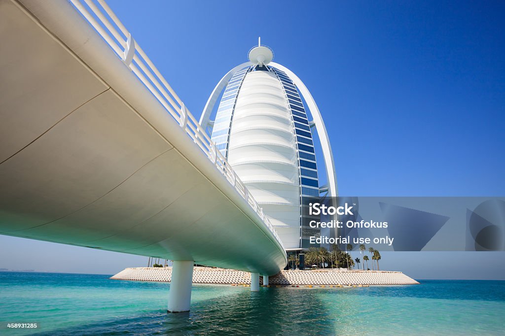 Hotel Burj Al Arab con cielo azul, Dubai, Emiratos Árabes Unidos - Foto de stock de Hotel Burj Al Arab libre de derechos