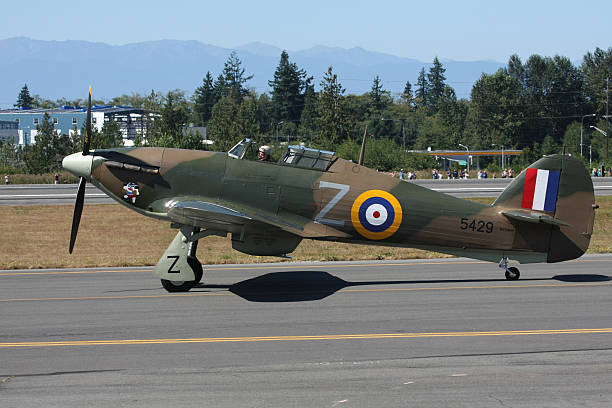 hawker ураган на runway - hawker hurricane стоковые фото и изображения