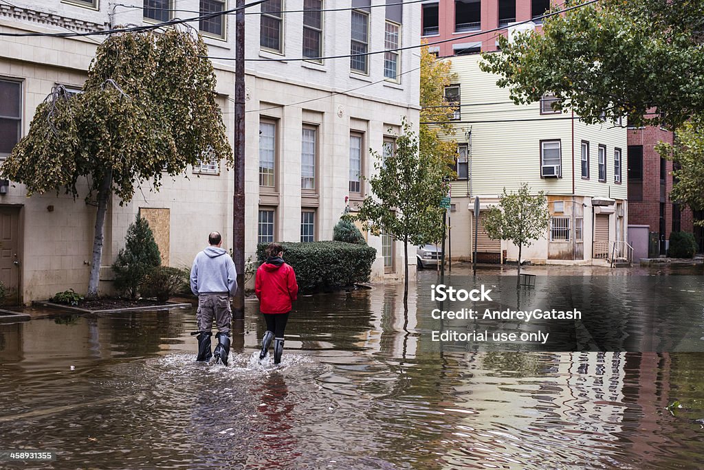 Ouragan Sandy: Personnes marchant sur la rue de lumière - Photo de Inondation libre de droits