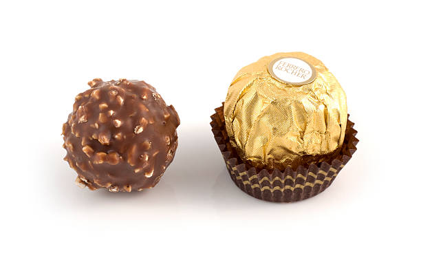 페레로 로쉐 - italian culture chocolate candy chocolate truffle 뉴스 사진 이미지
