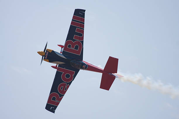 red bull avion - airplane stunt yellow flying photos et images de collection