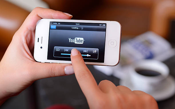 youtube pour iphone - video iphone youtube mobile phone photos et images de collection