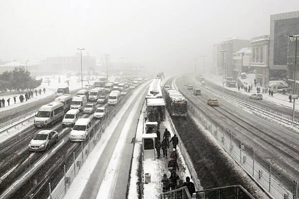 highway in inverno - foto stock