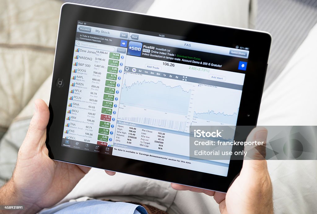 Ipad アプリで株式市場アプリケーションの金融 - 画面のロイヤリティフリーストックフォト