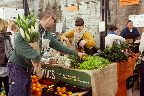farmer's mercato - leaf vegetable vegetable market agricultural fair foto e immagini stock