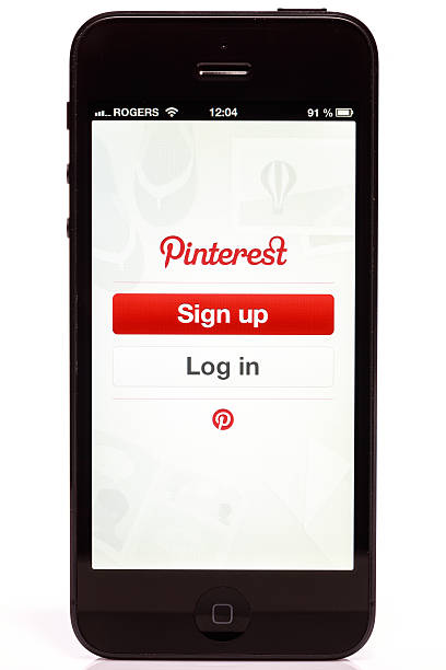 iphone 5 apple pinterest schermata di login isolato su sfondo bianco - pinterest foto e immagini stock