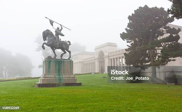 En La Niebla Foto de stock y más banco de imágenes de Legión of Honor Francesa - Legión of Honor Francesa, Aire libre, Césped