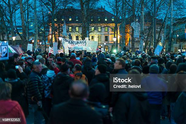 Foto de Protestos Na Eslovênia e mais fotos de stock de Discurso - Discurso, Furioso, Adulto