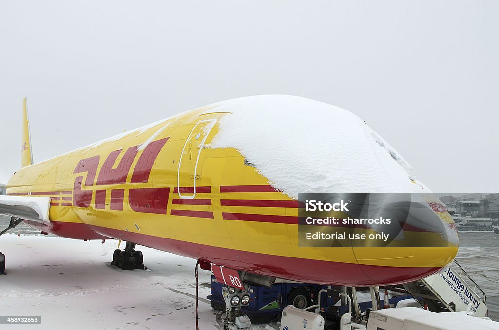 DHL Грузовой самолет, покрытые снегом в пасмурный синий - Стоковые фото DHL роялти-фри