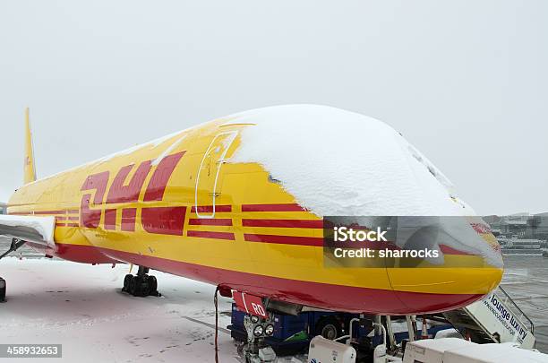 Dhl Грузовой Самолет Покрытые Снегом В Пасмурный Синий — стоковые фотографии и другие картинки DHL