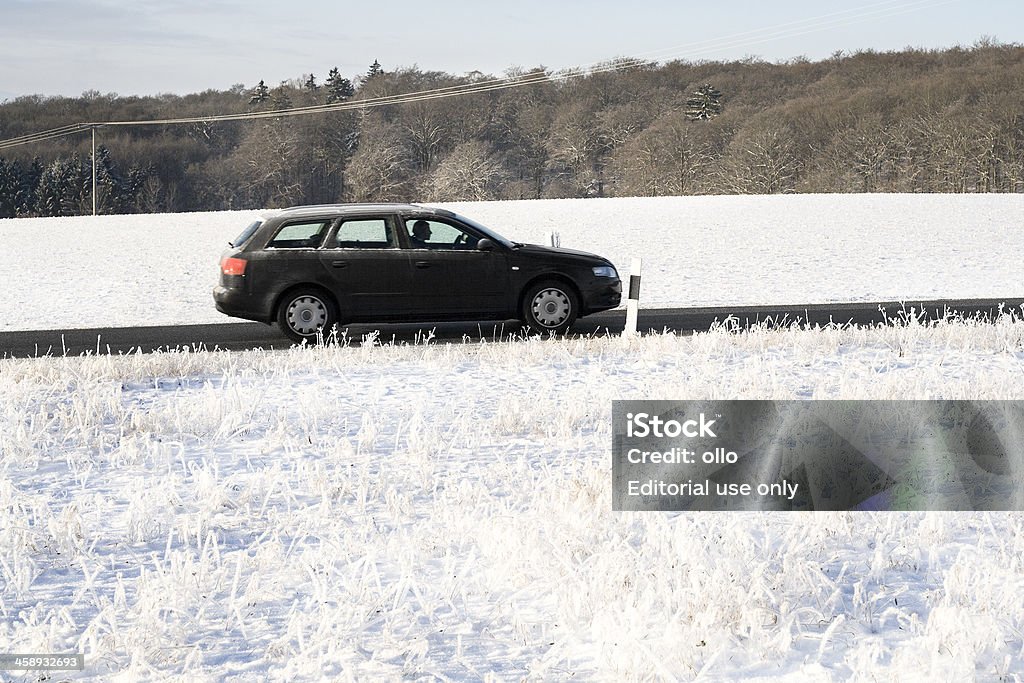 Auto passa da su strada ghiacciata-mattina invernale - Foto stock royalty-free di Adulto