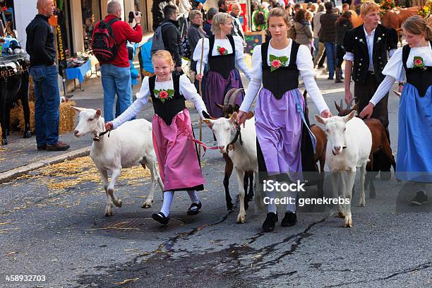 Suiza Cosecha De Otoño Festival Tradicional El Vestuario Foto de stock y más banco de imágenes de Aire libre