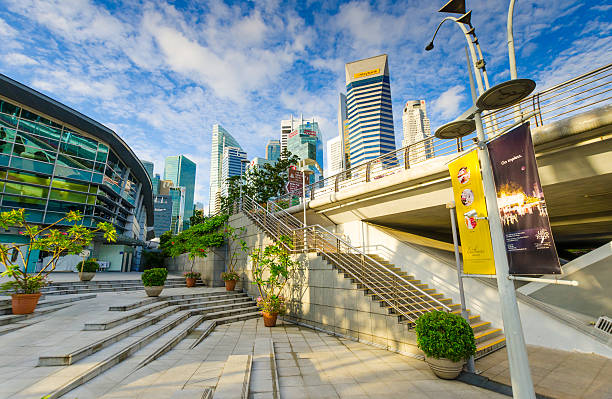 merlion à singapour - marina bay sparse contemporary skyscraper photos et images de collection