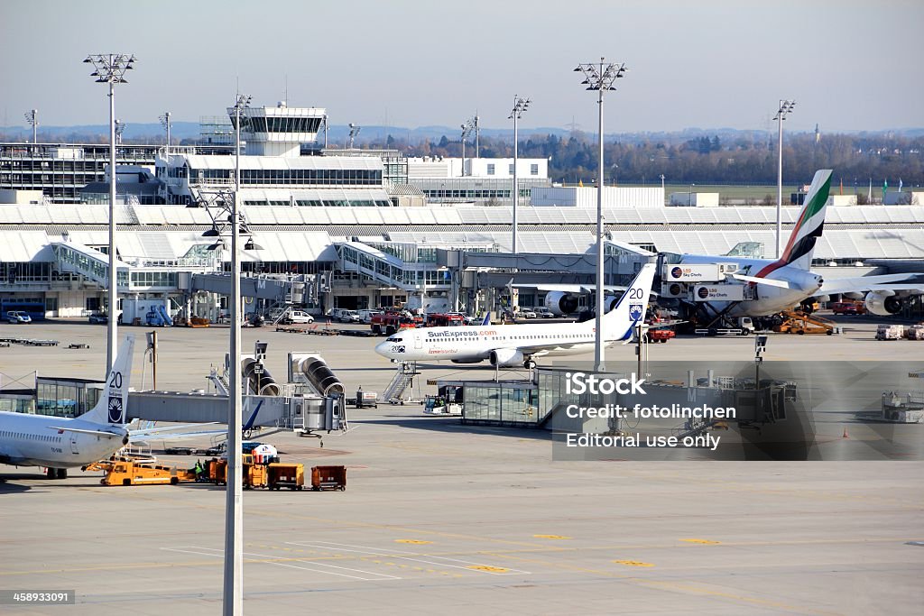 Flugzeug laden am Flughafen München - Lizenzfrei Flughafen München II Stock-Foto