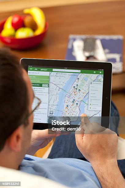 Utilizzando Ipad - Fotografie stock e altre immagini di Affari - Affari, Agenzia di viaggi, Applicazione mobile
