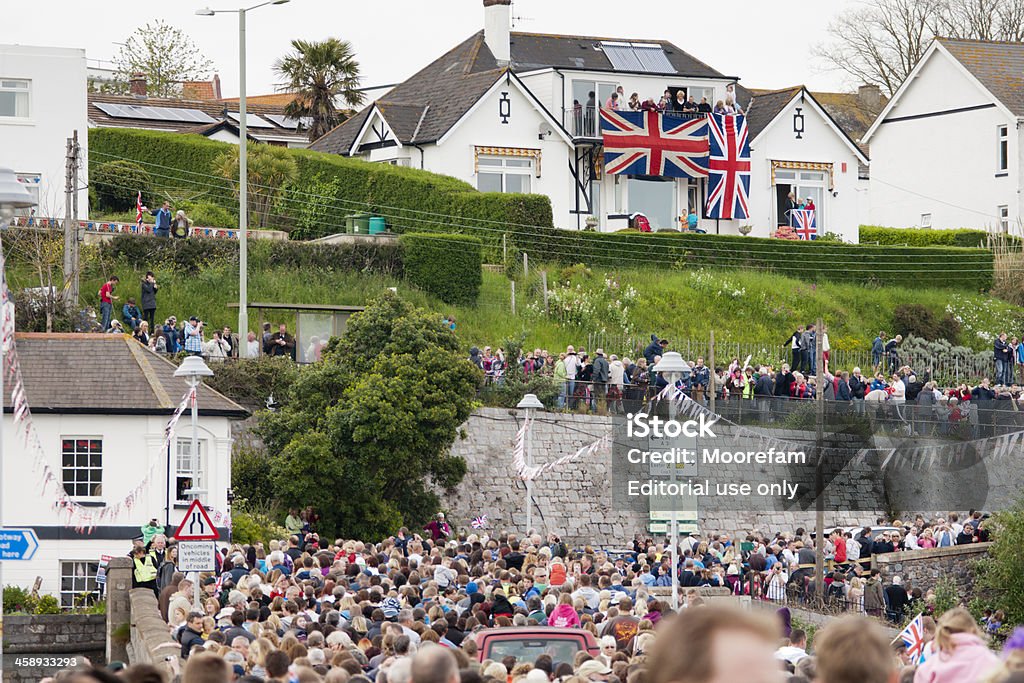 Multidões de pessoas sair Shaldon Ponte após Desfile de Chama Olímpica - Royalty-free Bandeira Foto de stock