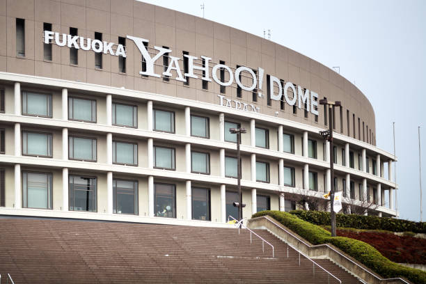 fukuoka yahoo japão dome - editorial dome sky cloud imagens e fotografias de stock