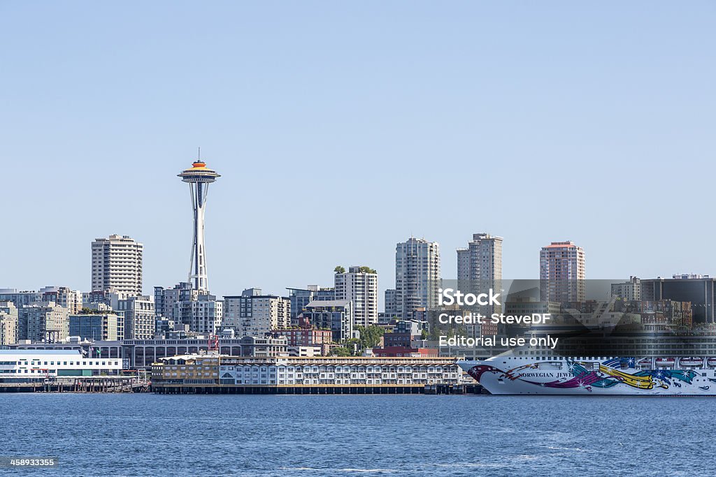 Kreuzfahrtschiff der Space Needle und der waterfront von Seattle - Lizenzfrei Kreuzfahrtschiff Stock-Foto