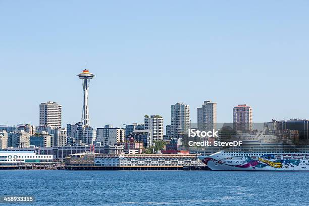 Kreuzfahrtschiff Der Space Needle Und Der Waterfront Von Seattle Stockfoto und mehr Bilder von Kreuzfahrtschiff