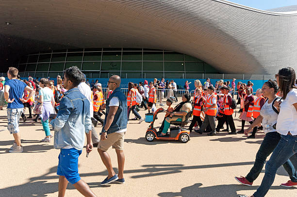 parque olímpico de londres - sports event volunteer london england olympic park - fotografias e filmes do acervo