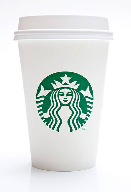 große starbucks coffee cup - heißgetränk gefäß fotos stock-fotos und bilder