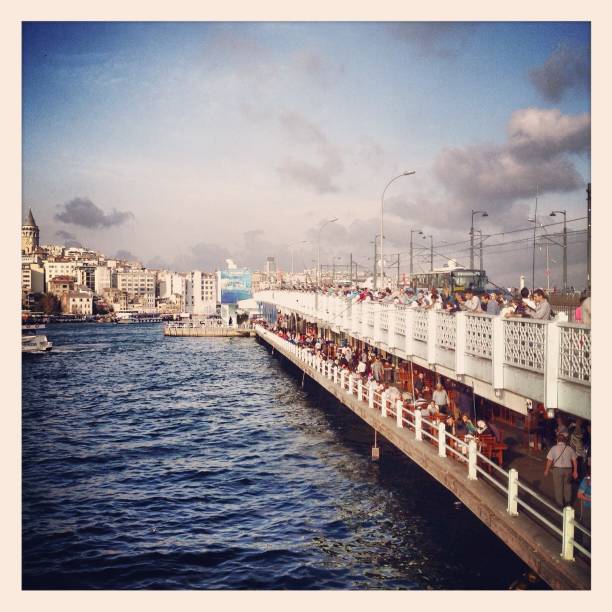 uomo di pesca sul ponte di galata a istanbul - mobilestock istanbul turkey day foto e immagini stock