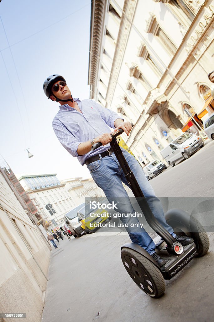 Homme sur un Segway dans le Centre-ville de Milan - Photo de Segway libre de droits