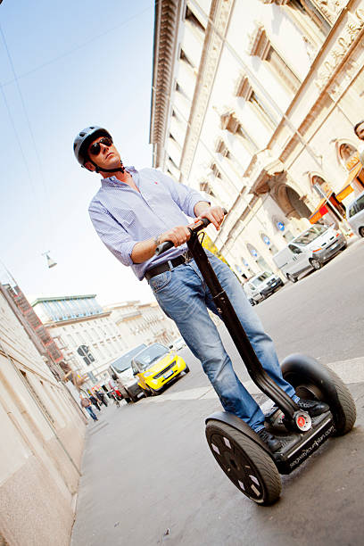 człowiek na segway w milan city centre - segway zdjęcia i obrazy z banku zdjęć